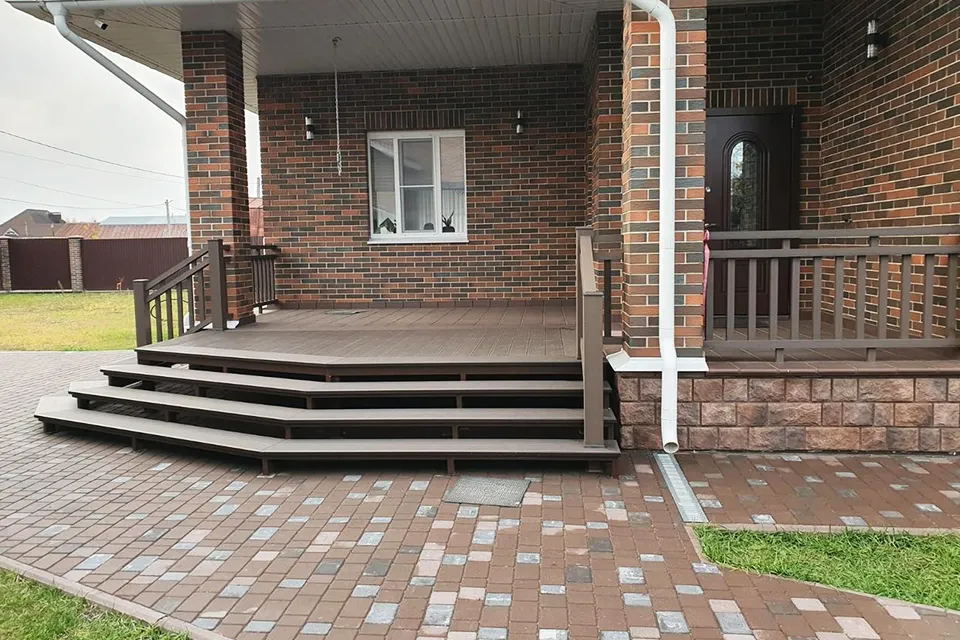 Терраса со ступенями и ограждением "Венге"